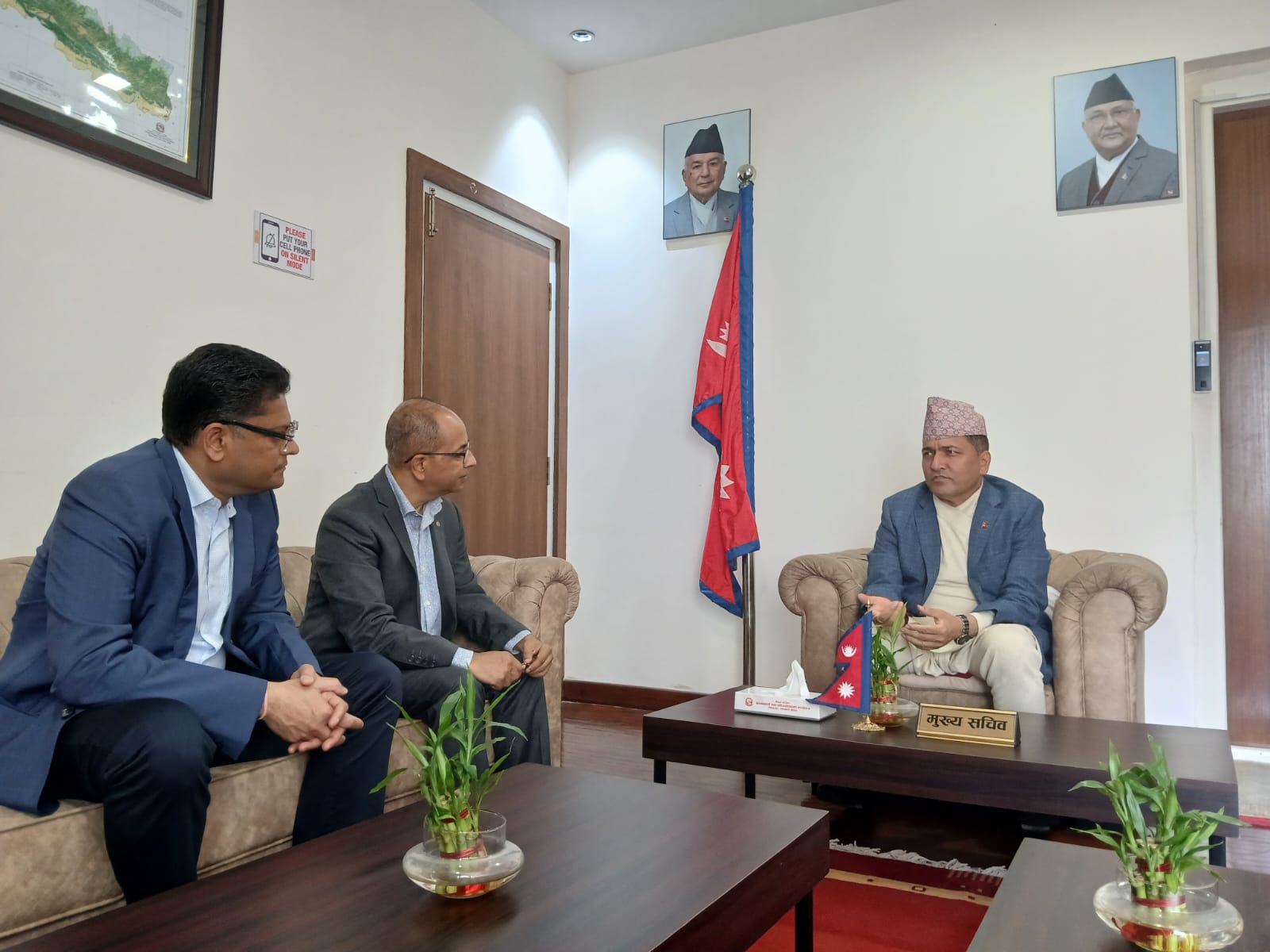नवनिर्वाचित परिसंघ पदाधिकारीले पूर्वप्रधानमन्त्री देउवालाई भेटे