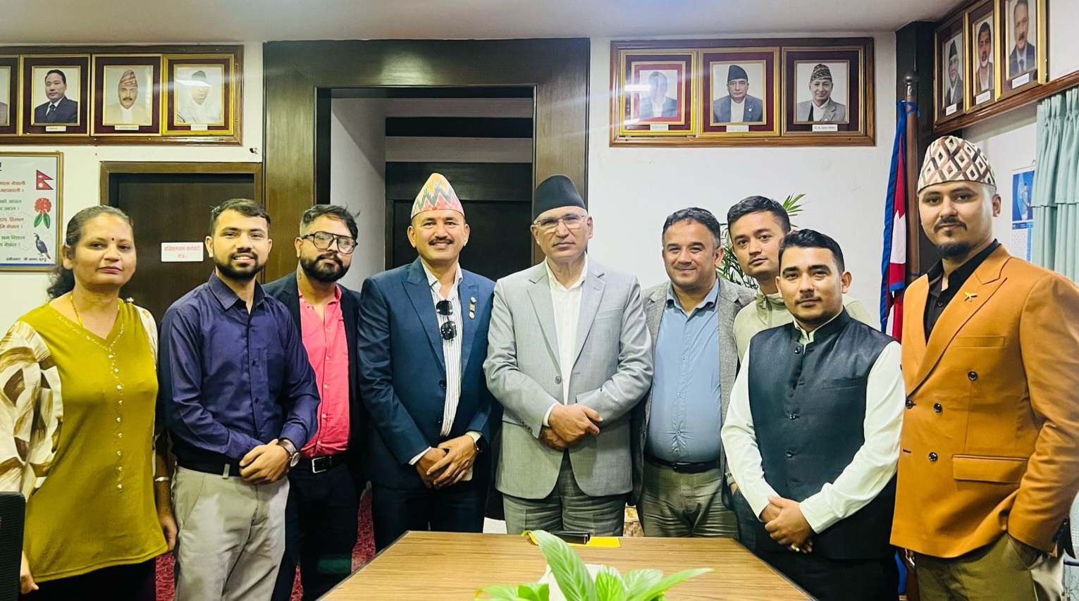 पुँजी बजार सुधारको लागि लगानीकर्ताले अर्थमन्त्रीलाई भेटेर दिए तीन सुझाव