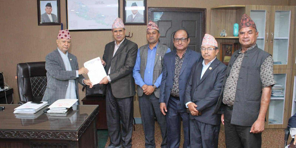 शिक्षक महासंघले शिक्षा विधेयकमा आफ्ना मुख्य माग बेवास्ता गरिएको भन्दै प्रधानमन्त्री कार्यालय, शिक्षामन्त्री र दलका सचेतकहरूलाई ध्यानाकर्षणपत्र बुझायाे