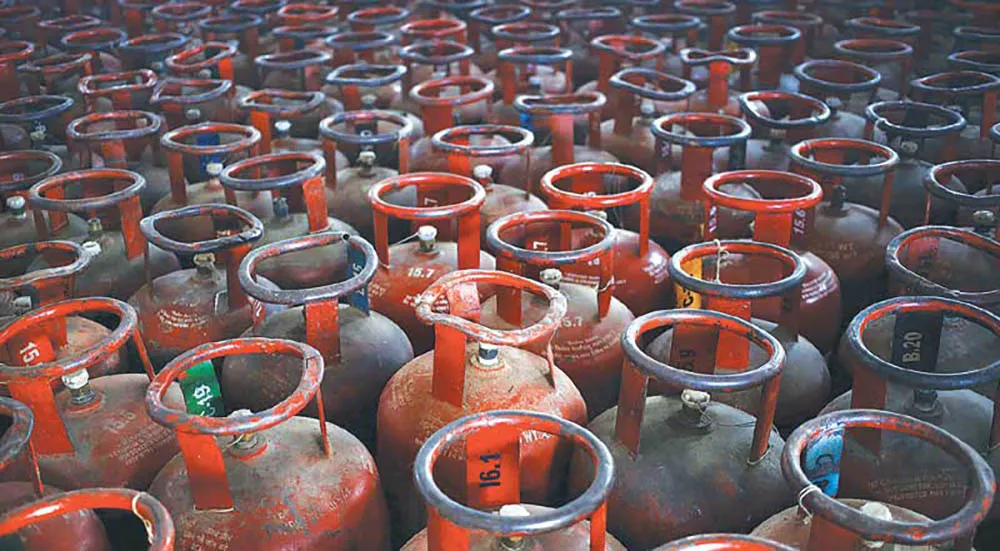 उपत्यका बाहिरबाट ‘एलपी ग्यास सिलिन्डर’ मा ‘बोटलिङ’ गर्न थालियो