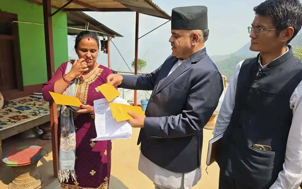 हुलाकबाट १९ जिल्लामा सरकारी कागजात घरमै पुर्याउन थालियो