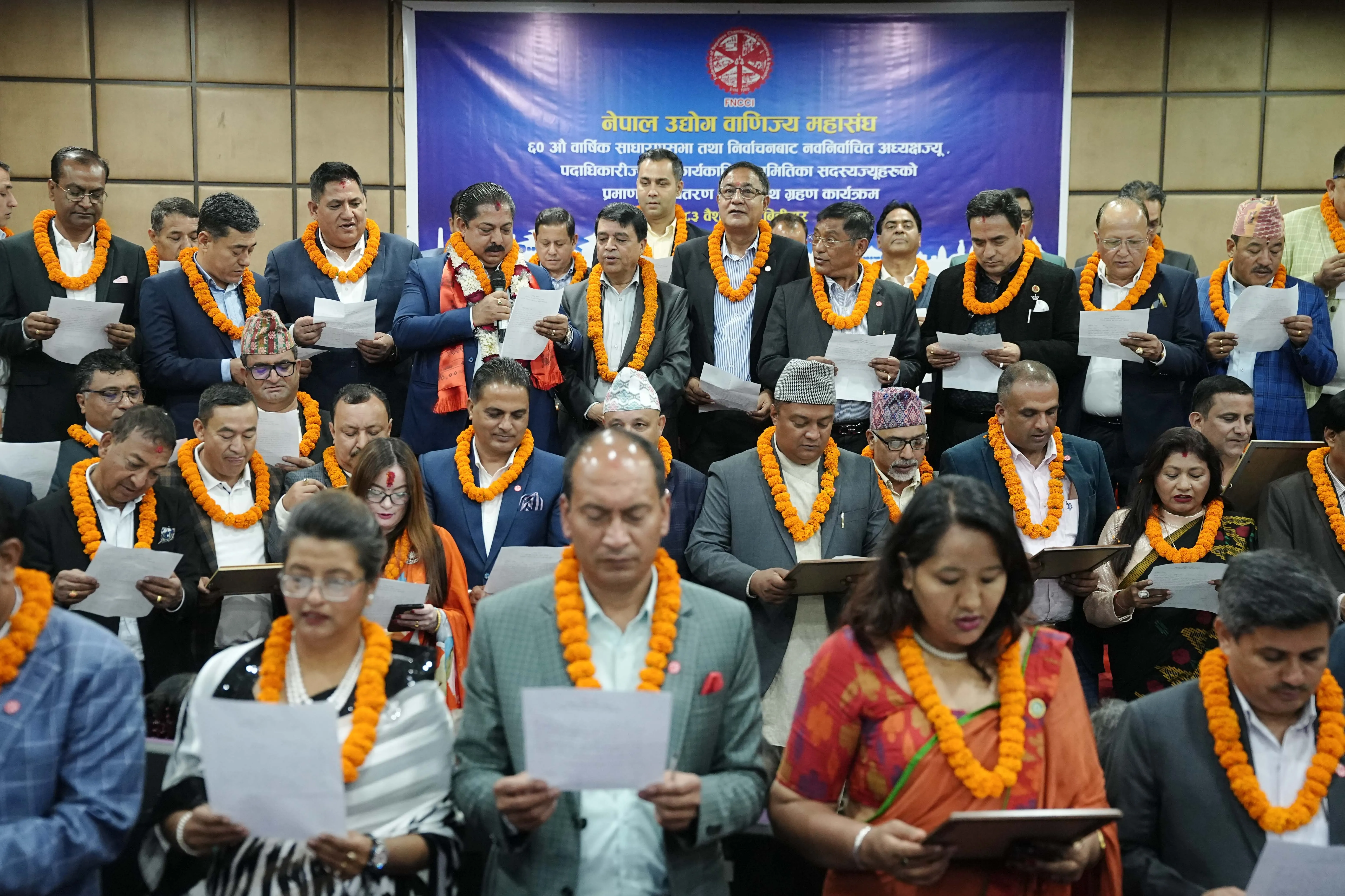 महासंघका नव निर्वाचित अध्यक्ष श्रेष्ठसहित सदस्यहरुले लिए शपथ