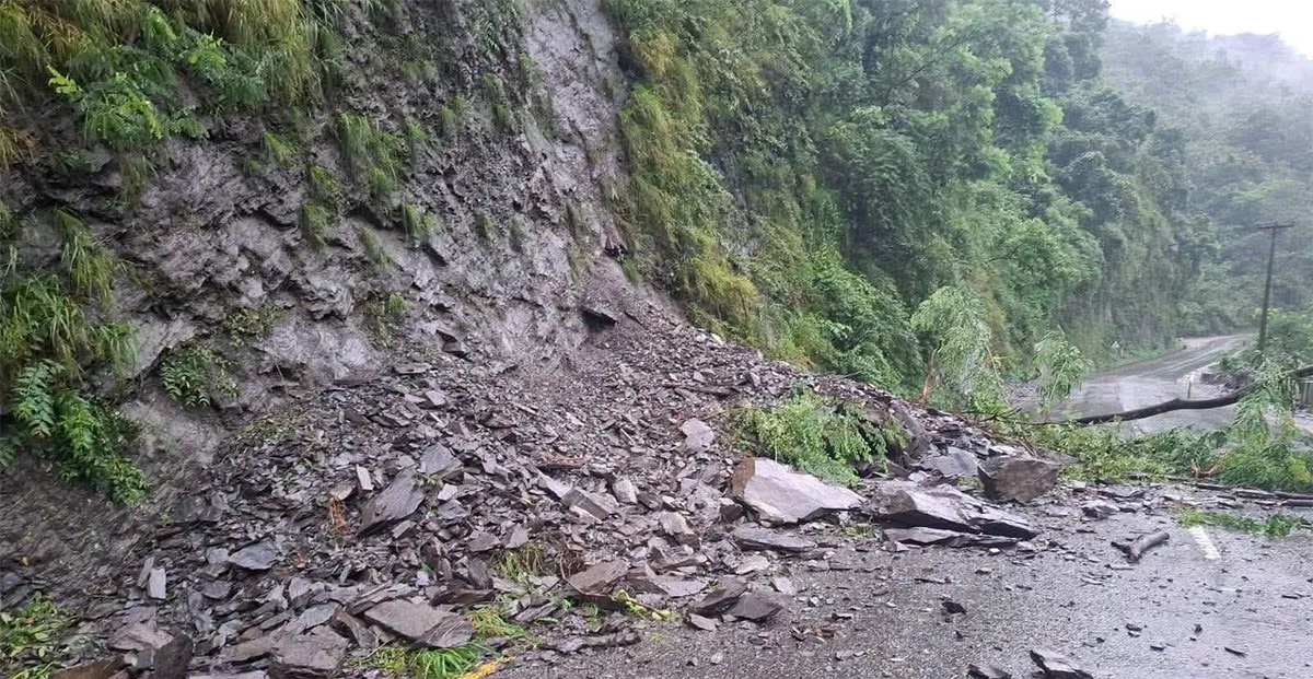 वर्षा र पहिरोका कारण ठाउँठाउँमा सडक अवरुद्ध, उपत्यकाका अधिकांस नाकामा समस्या
