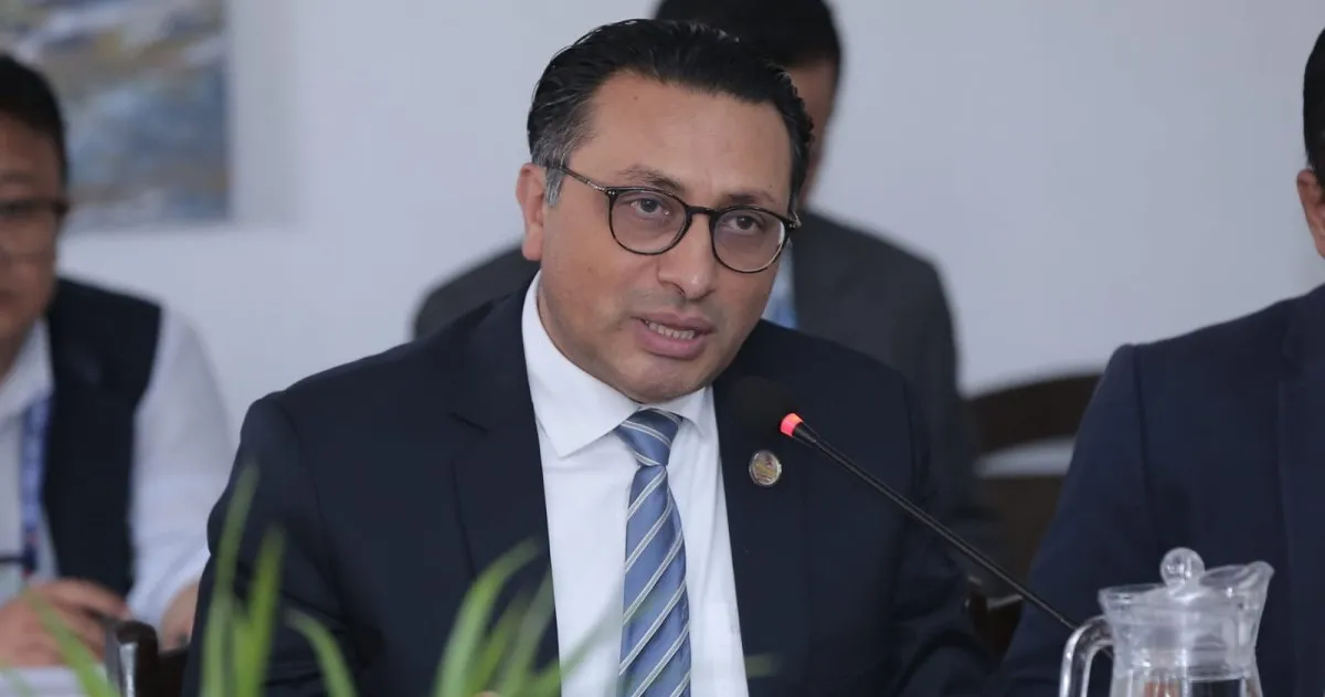 प्रधानमन्त्री उद्धार कोषमा ६ घण्टामा उठेको २७ करोड ३३ लाख अर्थमन्त्रीलाई हस्तान्तरण