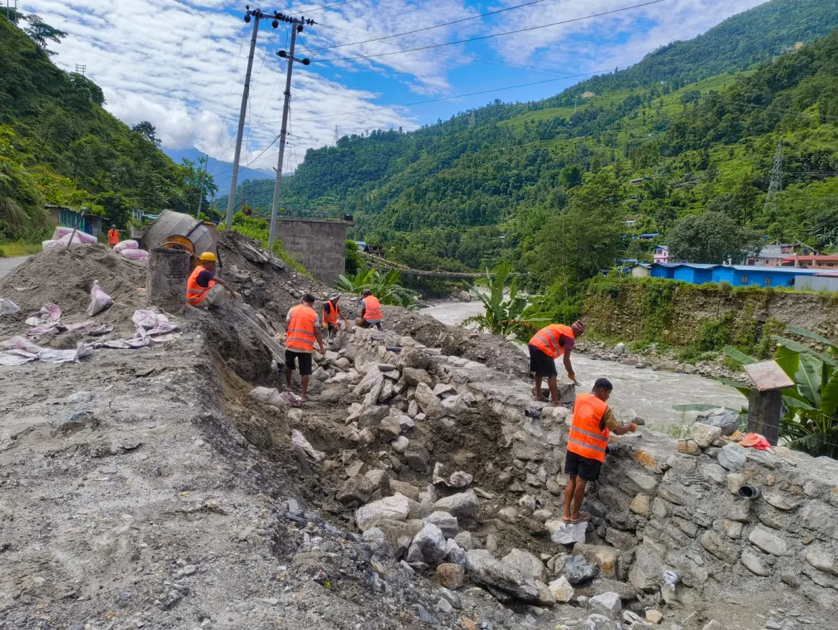 कोदारी राजमार्ग १० दिनदेखि अवरुद्ध, स्थानीय आक्रोशित (तस्बिरसहित)