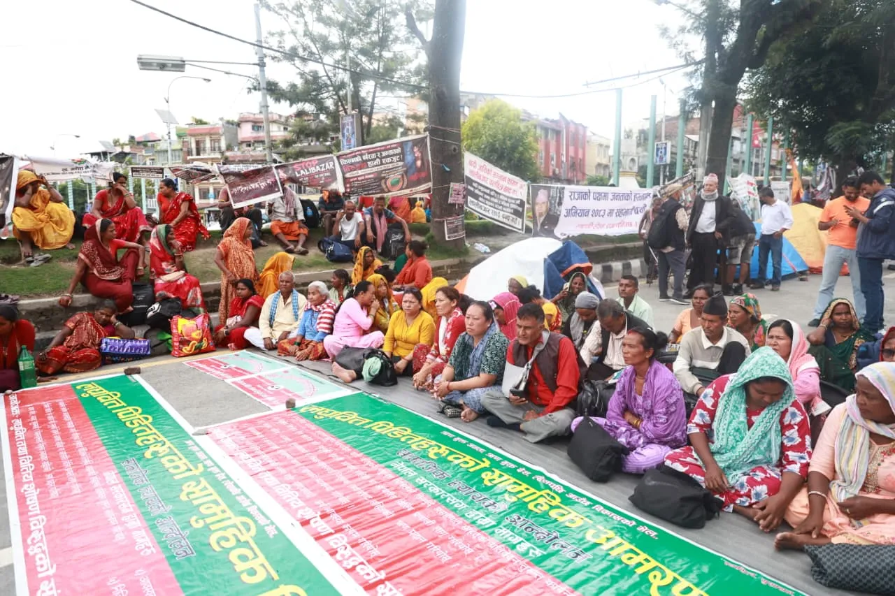 लघुवित्त पीडितले थाले आमरण अनसन