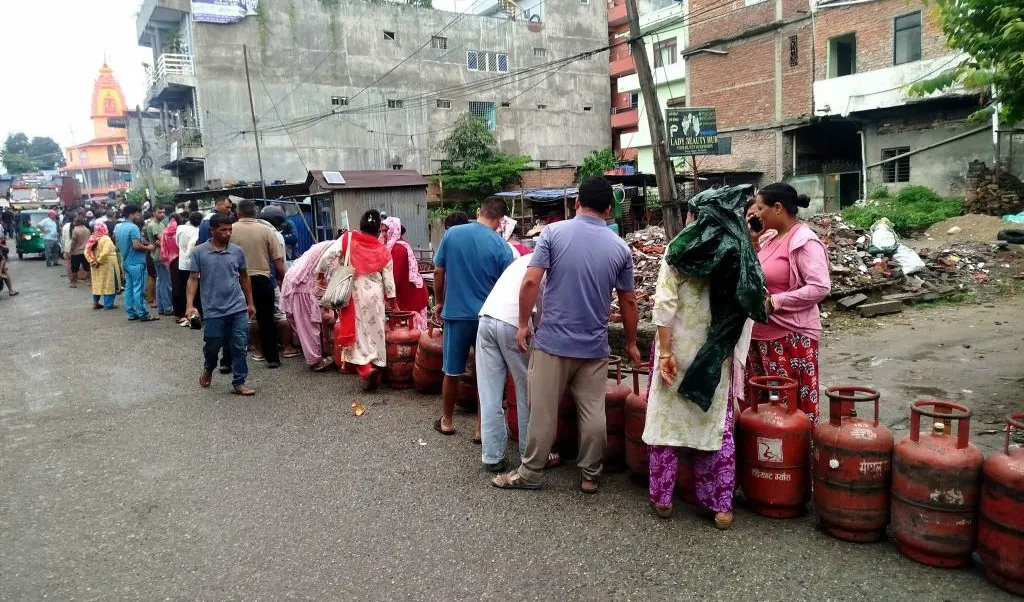 पटक-पटकको ग्यास अभावले नागरिकलाई सास्ती, कहिले सहज हुन्छ?