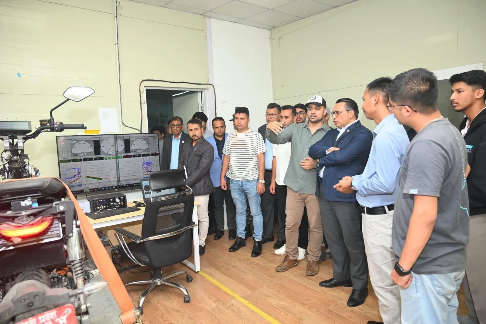 नेपालमै बनेको ‘यात्री पीटू’ हेर्न कारखानामा पुगेका अर्थमन्त्रीले भने ‘अघि बढ्नुस्, सरकार साथमा छ’