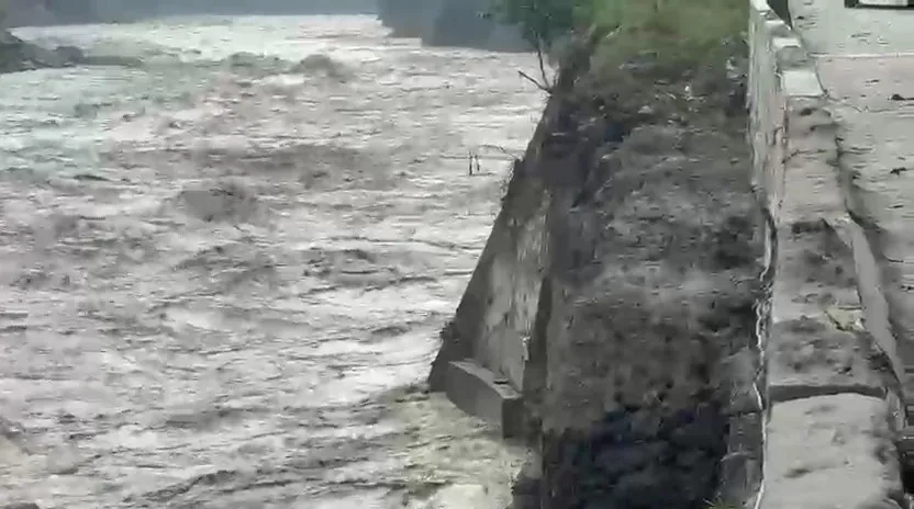 त्रिशूली नदीको कटानका कारण पृथ्वी राजमार्गको जवाङ खोला खण्ड भासिन सुरु
