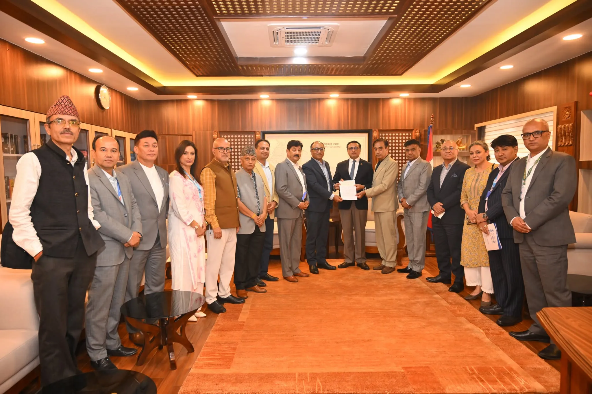 भोटेकोशी बाढीपीडितका लागि निर्जीवन बीमा व्यवसायी संघद्वारा ३ करोड ४७ लाख सहयोग