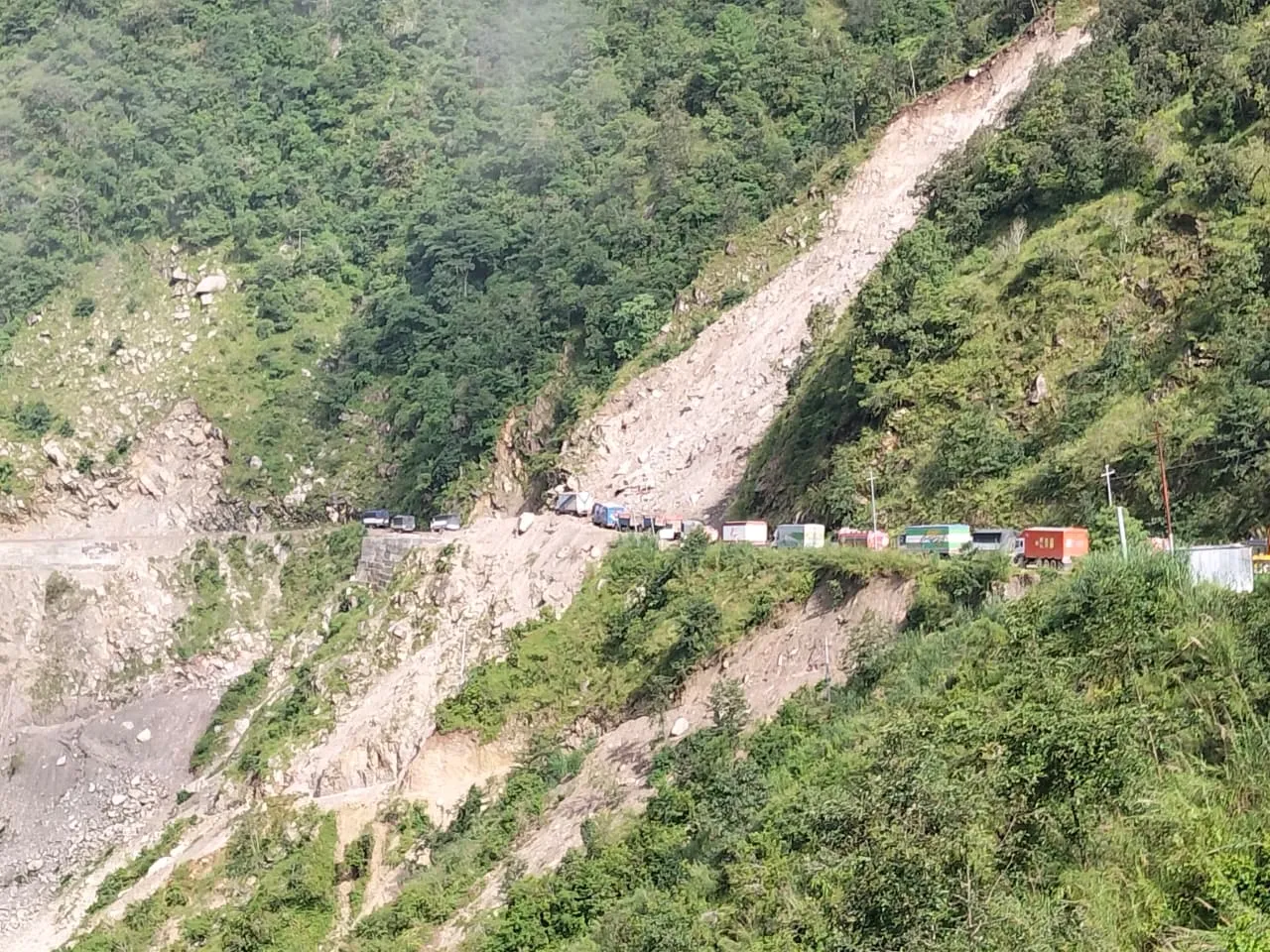 सङ्कटको सारथी बन्यो कान्ति लोकपथ, दैनिक तीन हजारसम्म मालवाहक सवारी